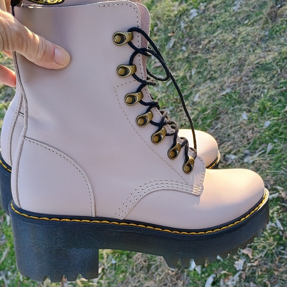 💣 Ah-MaZiNG 💣 Dr. Martens, NWOT, Sz. 9, "Leona" lace-up leather boots, Docs - Picture 14 of 16